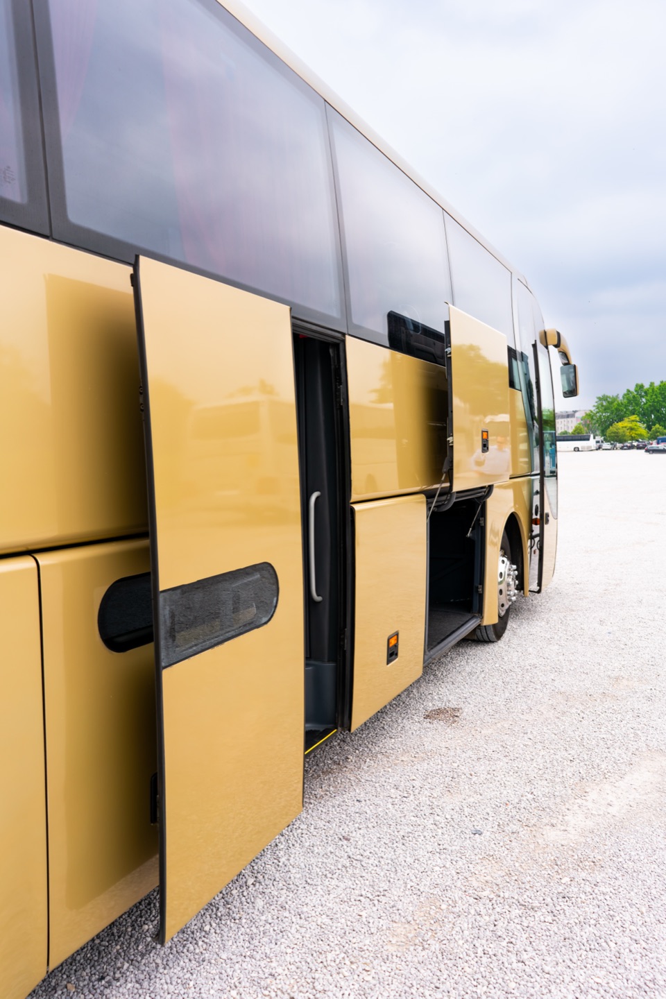 Luk bagażowy autokaru Tomaro Bus przy wynajmie autokaru i wycieczkach grupowych z Warszawy