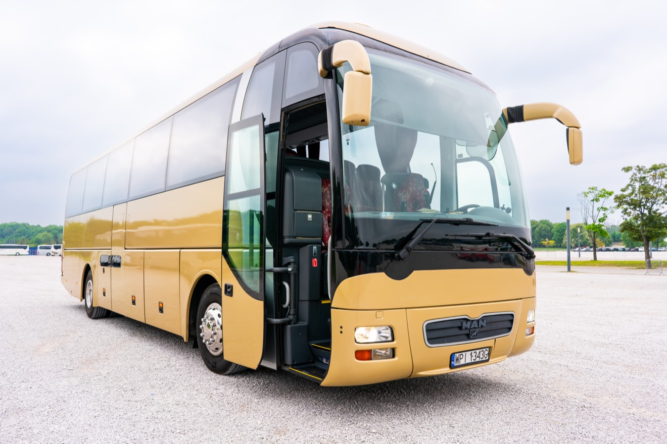 Autokar Tomaro Bus do wynajmu autokaru, wycieczek szkolnych i przewozów grupowych z Warszawy