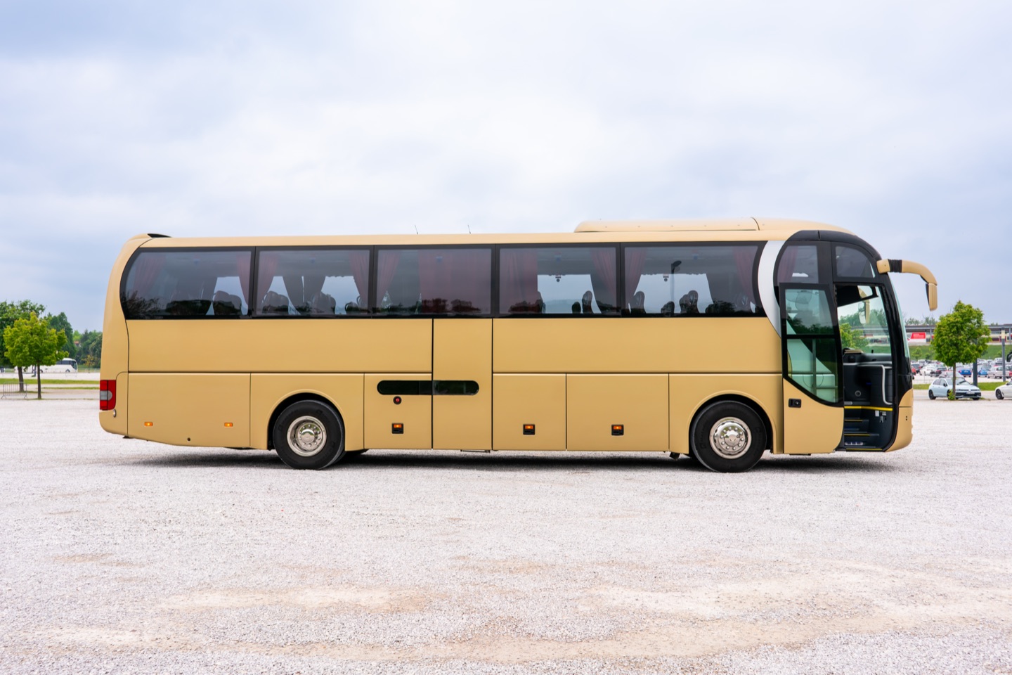 Autokar Tomaro Bus do wynajmu autokaru, wycieczek szkolnych i przewozów grupowych z Warszawy