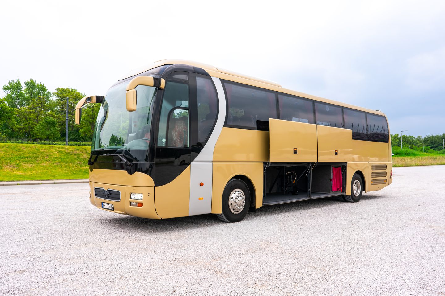 Autokar Tomaro Bus do wynajmu autokaru, wycieczek szkolnych i przewozów grupowych z Warszawy