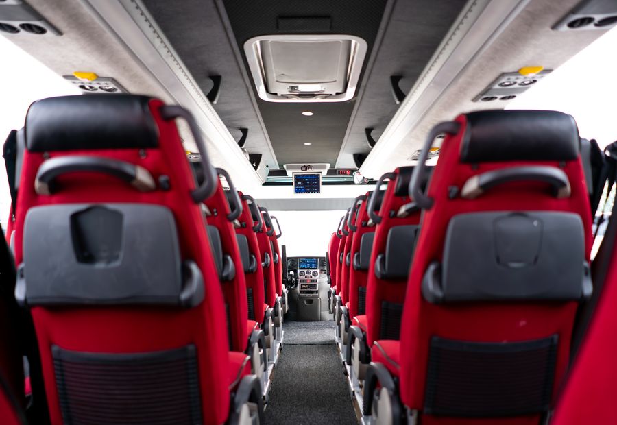 Fotele pasażerskie Tomaro Bus do komfortowych przewozów grupowych i wyjazdów szkolnych z Warszawy