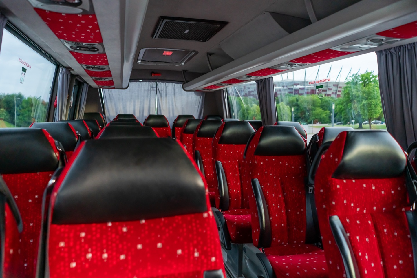 Wnętrze midibusu Tomaro Bus z fotelami pasażerskimi do przewozów grupowych w Warszawie