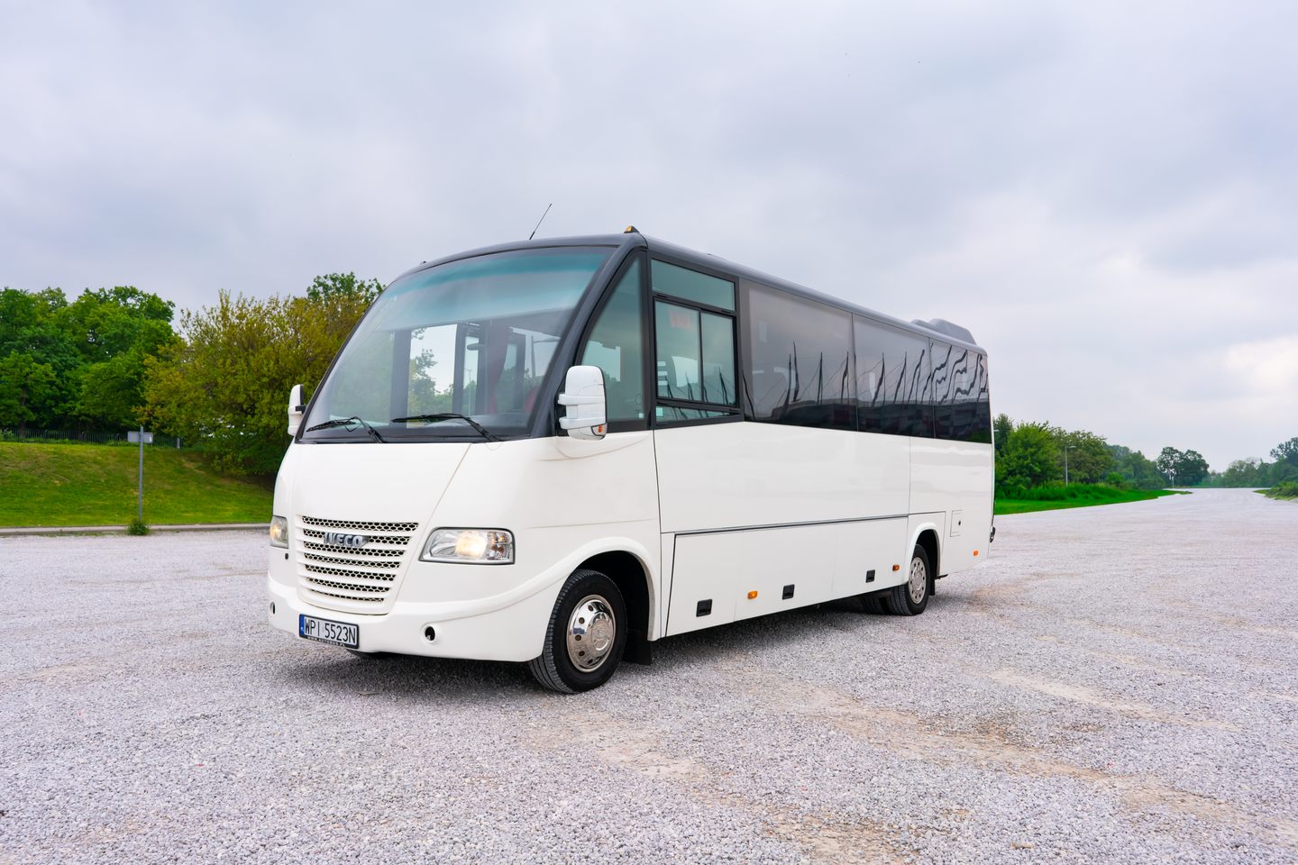 Midibus Iveco Tomaro Bus do przewozów grupowych, wyjazdów firmowych i szkolnych z Warszawy