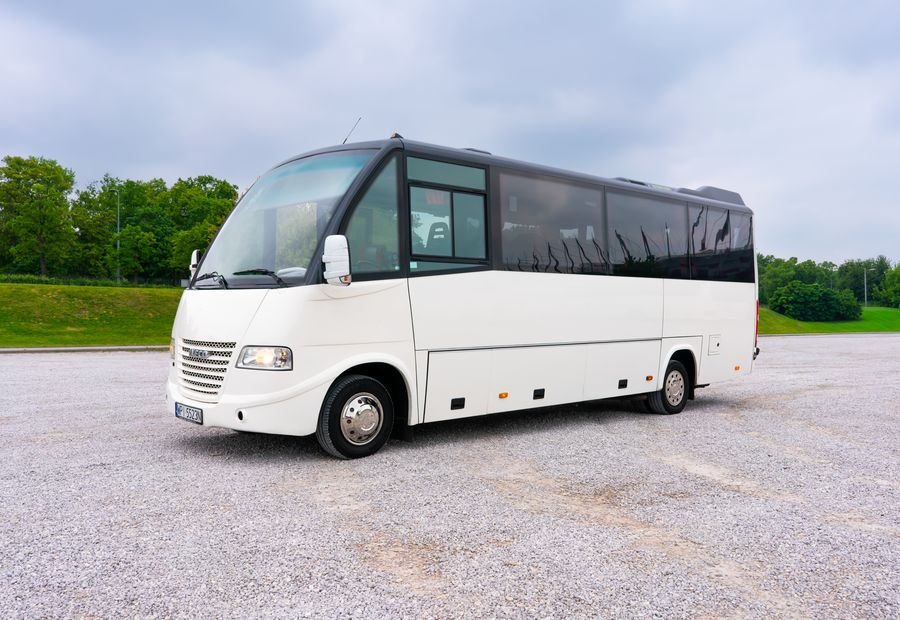 Midibus Iveco Tomaro Bus do przewozów grupowych, wyjazdów firmowych i szkolnych z Warszawy