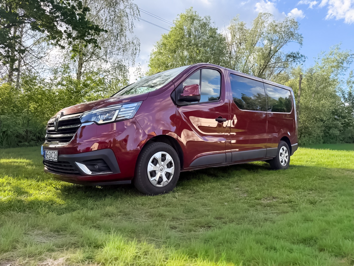Renault Trafic Tomaro Bus, van 8-osobowy do przewozu małych grup i wynajmu busa w Warszawie